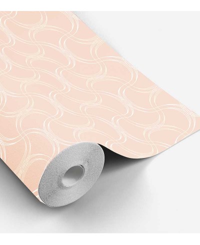 Papel de parede com fundo salmão com detalhes em arabescos brancos