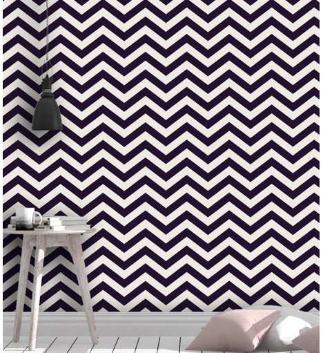 Papel de parede chevron em listras zigue zague com o fundo branco e listras em roxo