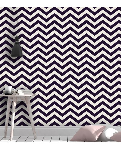 Papel de parede chevron em listras zigue zague com o fundo branco e listras em roxo Papel de parede chevron em listras zigue zague com o fundo branco e listras em roxo