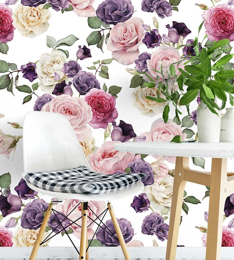 Papel de parede floral com fundo branco e flores em tons de rosa e roxo