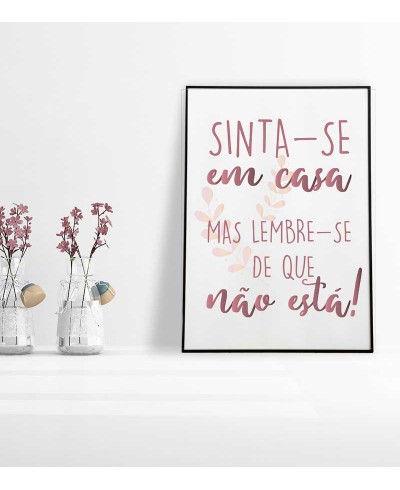 Quadro Sinta-se em casa, em tons de roxo claro e branco Quadro Sinta-se em casa, em tons de roxo claro e branco