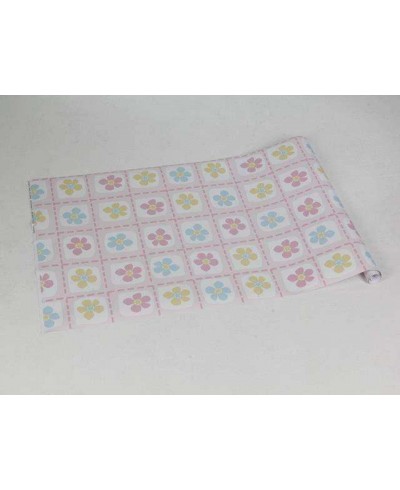 Papel de parede com fundo rosa claro, com quadrados em brancos flores nos tons de azul, amaredelo e pink - Infantil144