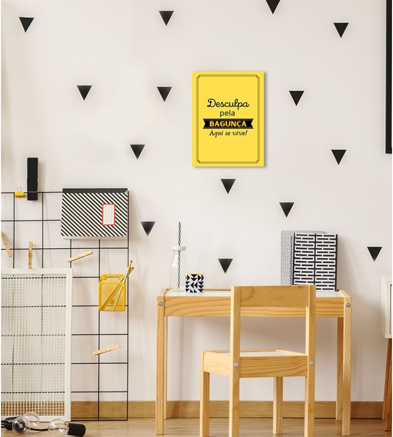 Pôster escrito "Desculpa pela Bagunça, aqui se vive!"