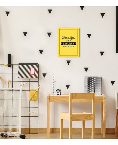 Pôster escrito "Desculpa pela Bagunça, aqui se vive!"