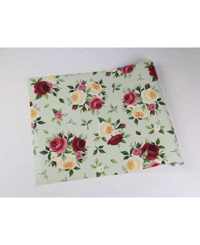 Papel de parede floral vintage fundo verde claro e detalhes em amarelo, vinho e rosa