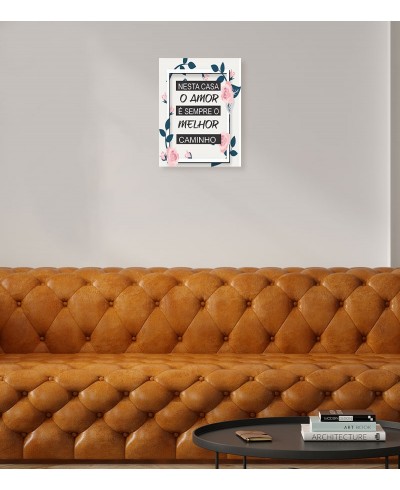 Pôster escrito "Nesta casa o Amor é sempre o melhor caminho"