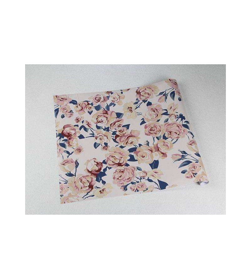 Papel de parede romântico em fundo rosa e flores em tons rosa, azul, cinza e amarelo