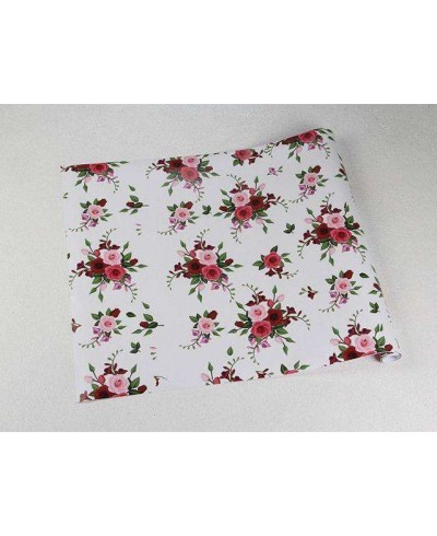 Papel de parede arranjo de flores nas cores verde, vinho, vermelho e rosa com fundo branco