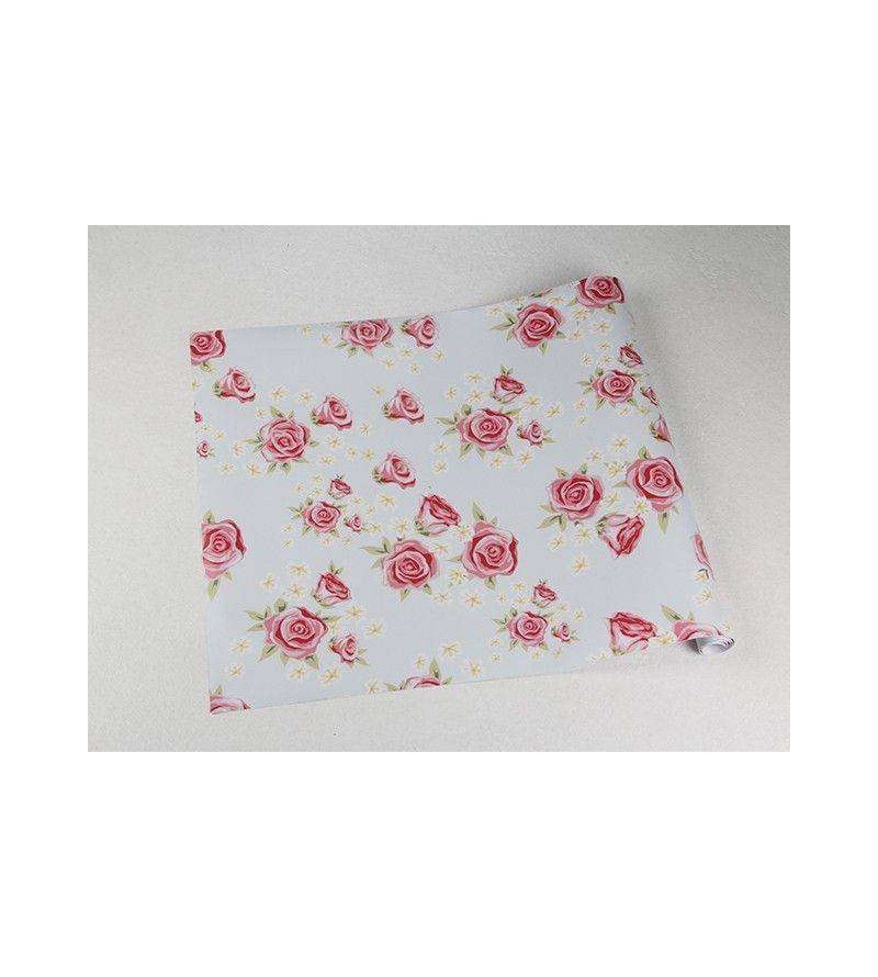 Papel de parede floral romântico vintage com desenhos nas cores verde e rosa com detalhes amarelos e fundo azul acinzentado