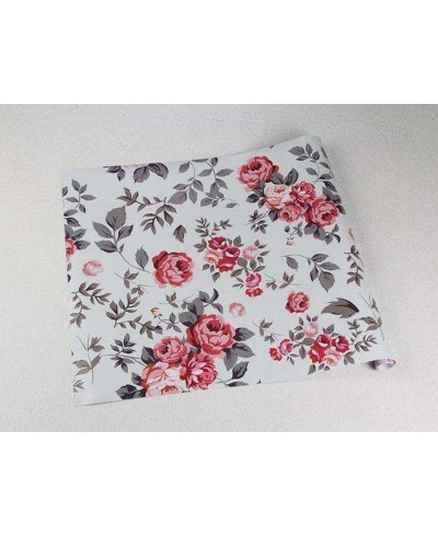 Papel de parede floral romance vermelho, rosa e cinza com fundo azul acinzentado