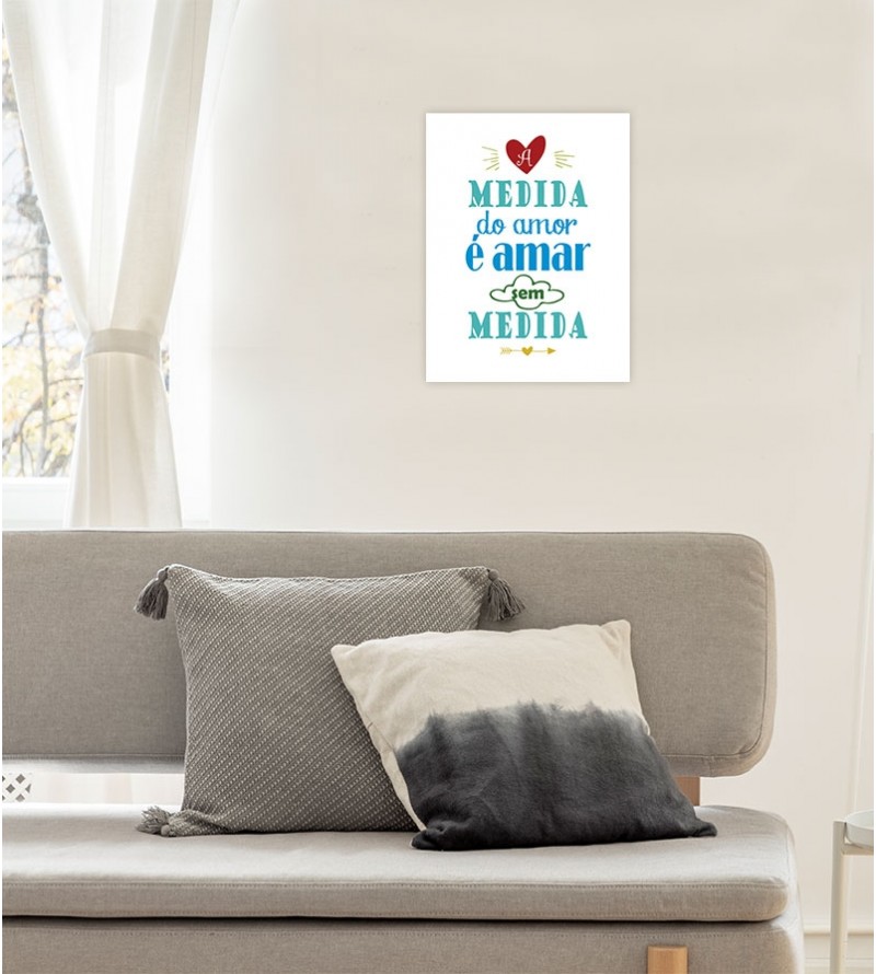 Pôster escrito "A medida do amor é amar sem medida"