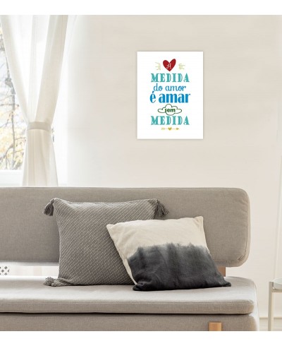 Pôster escrito "A medida do amor é amar sem medida"