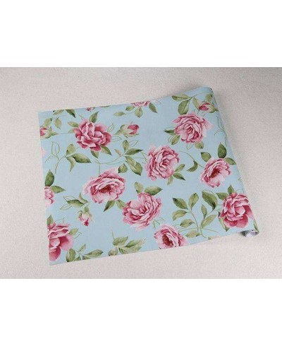 Papel de parede arranjo floral rosa com folhas verdes e fundo azul