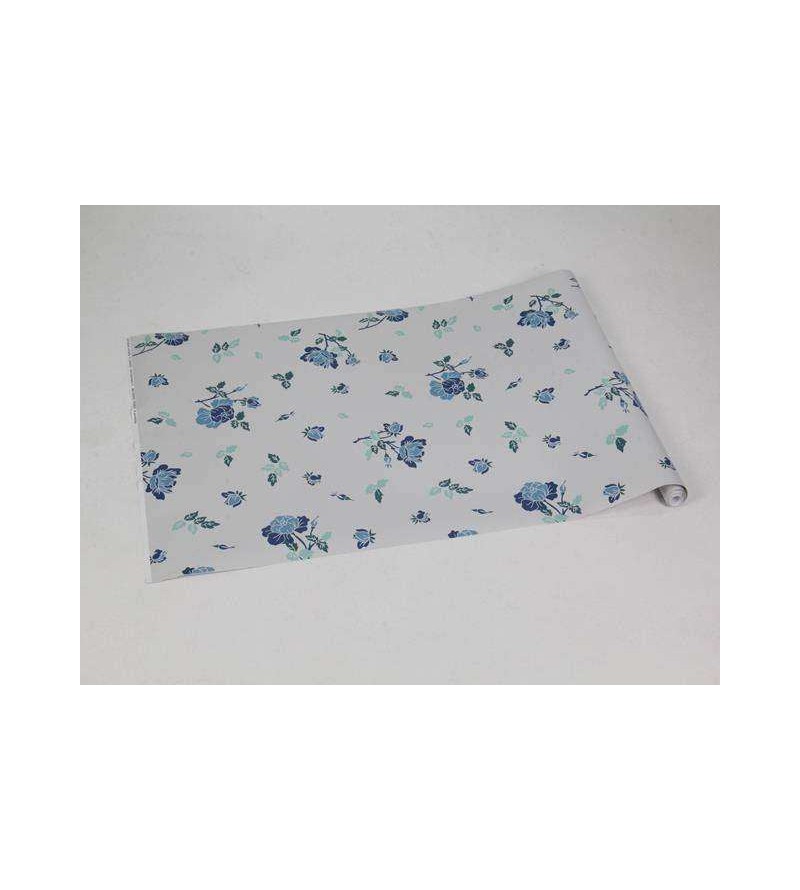 Papel de parede floral com fundo cinza claro, flores e galhos na cor azul e folhas em tons de verde - Encanto 15