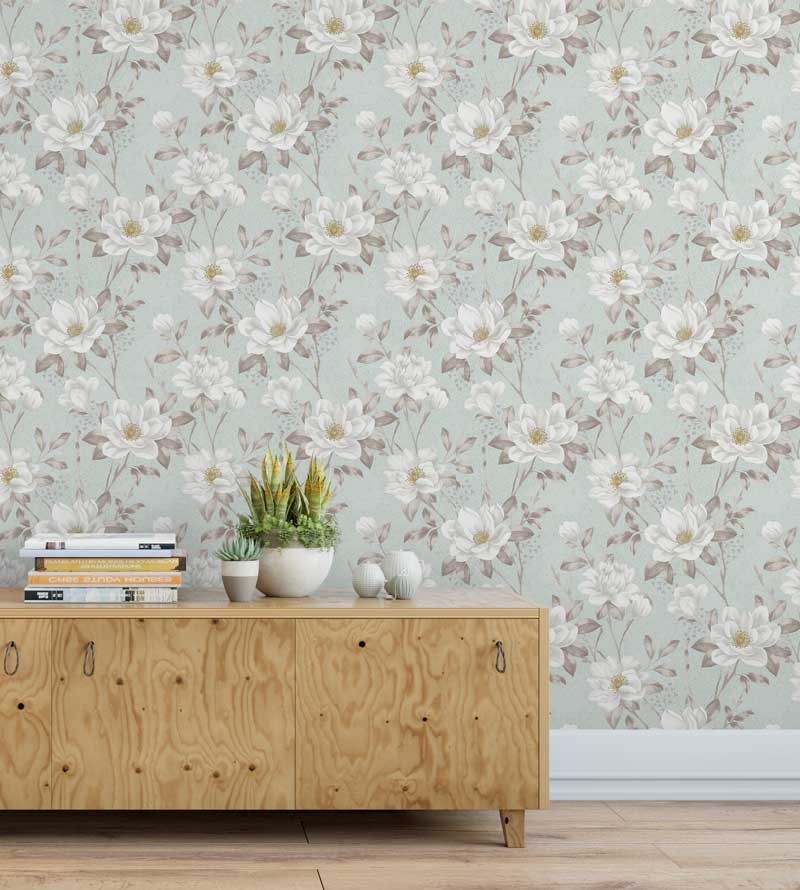 Papel de parede com fundo azul, com folhas e flores em tons cinzas e destalhes em amarelo - Dream 43