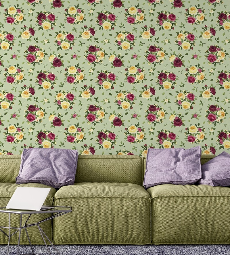 Papel de parede floral vintage fundo verde claro e detalhes em amarelo, vinho e rosa