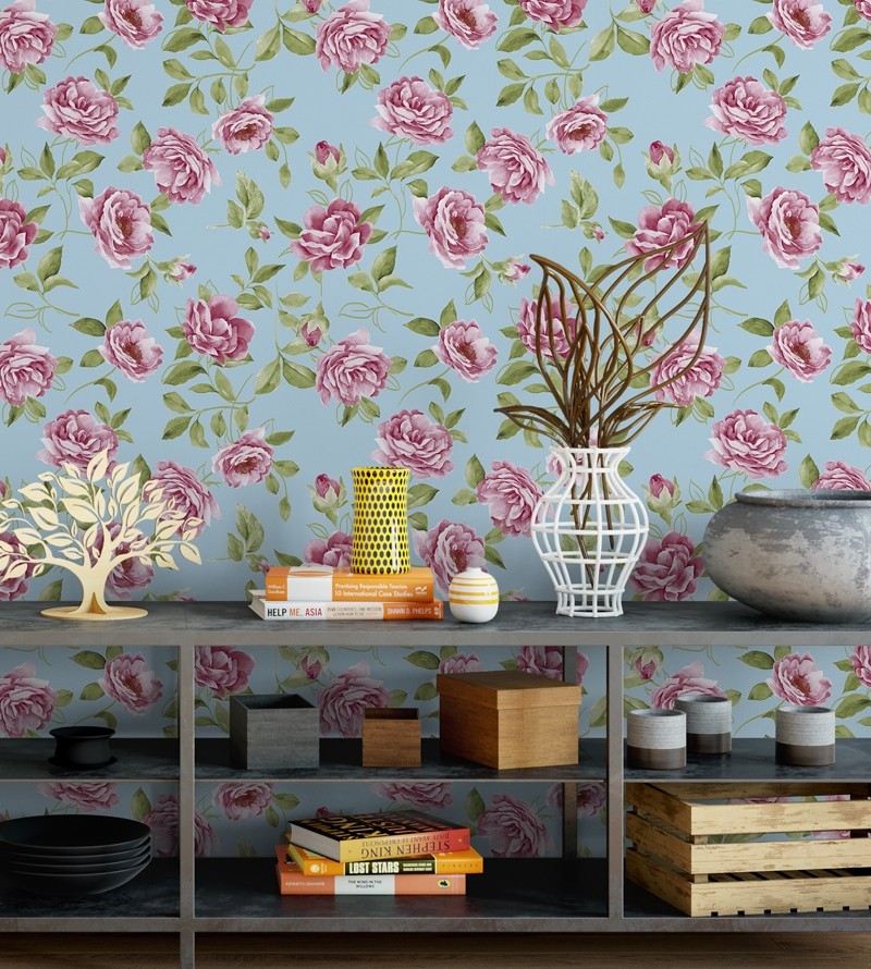 Papel de parede arranjo floral rosa com folhas verdes e fundo azul