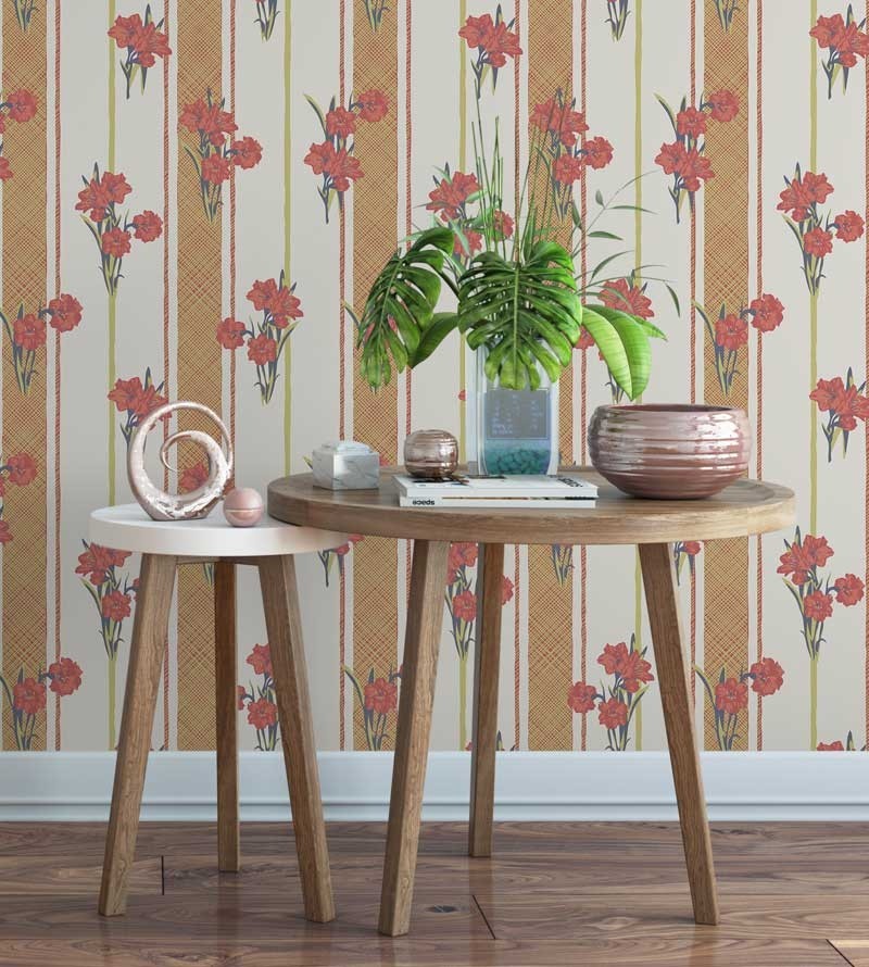 Papel de parede floral tons de carmim, escarlate e vermelho, fundo em bege e laranjas com detalhes verde musgo.