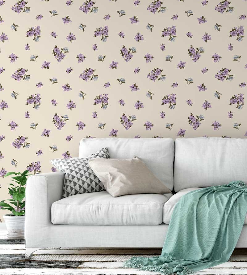 Papel de parede floral tons nude, flores roxas com galhos em verde musgo, tons de azul - Encanto 01