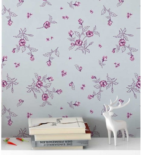 Papel de parede floral com fundo cinza claro, flores em bordo e rosa com galhos em tons de roxo - Encanto 14