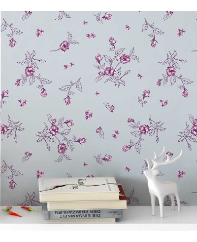 Papel de parede floral com fundo cinza claro, flores em bordo e rosa com galhos em tons de roxo - Encanto 14