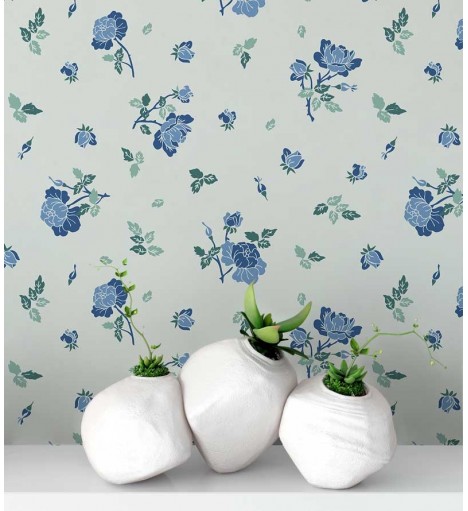 Papel de parede floral com fundo cinza claro, flores e galhos na cor azul e folhas em tons de verde - Encanto 15