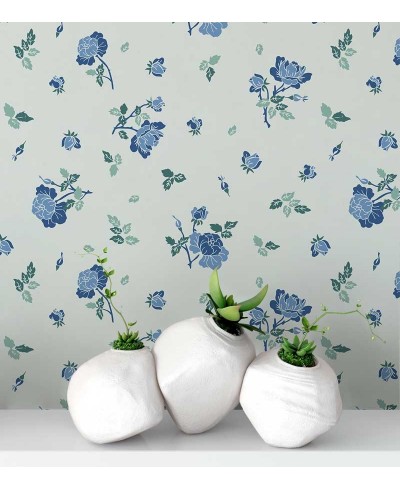 Papel de parede floral com fundo cinza claro, flores e galhos na cor azul e folhas em tons de verde - Encanto 15