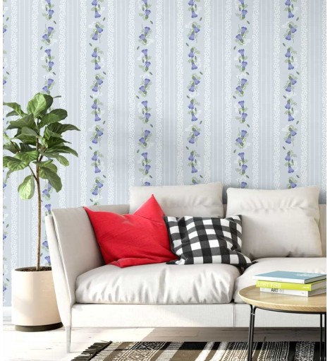 Papel de parede floral com fundo azul claro e detalhes branco, flores em tons de azul com galhos verde - Encanto 18