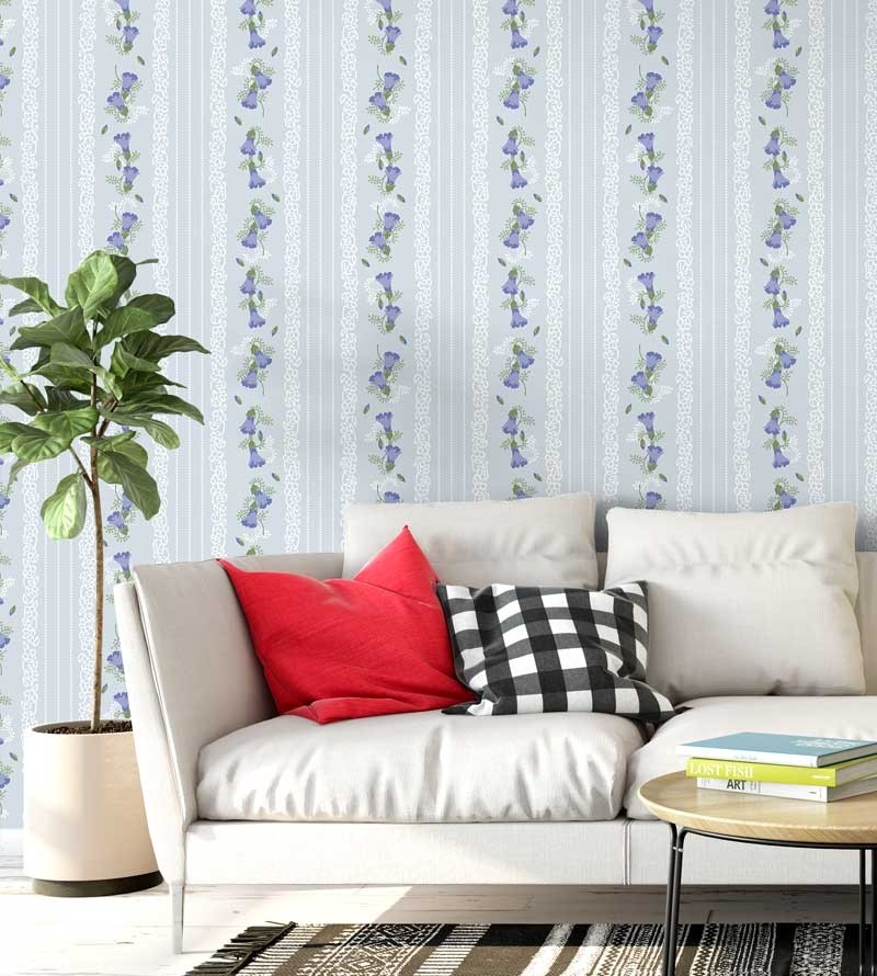 Papel de parede floral com fundo azul claro e detalhes branco, flores em tons de azul com galhos verde - Encanto 18