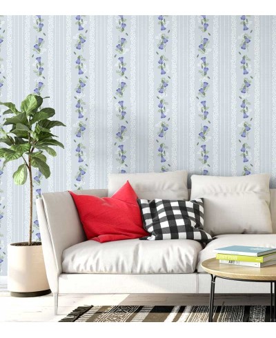 Papel de parede floral com fundo azul claro e detalhes branco, flores em tons de azul com galhos verde - Encanto 18