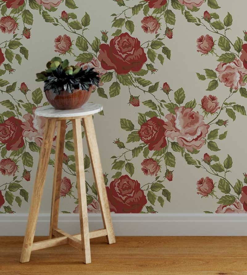 Papel de parede floral com fundo bege, flores em tons de vermelho e rosa com folhagem verde - Floral 32