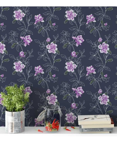 Papel de parede com flores em tons roxos, fundo preto e folhagem verde musgo e branco - Luxury 09