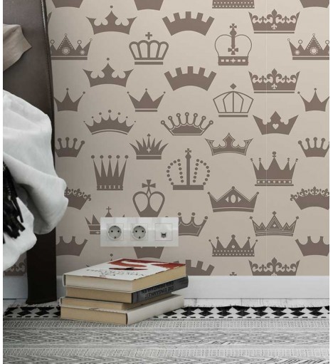 Papel de Parede Coroas com fundo em tons de marrom claro e desenhos de coroas em tons cinza rei e rainha