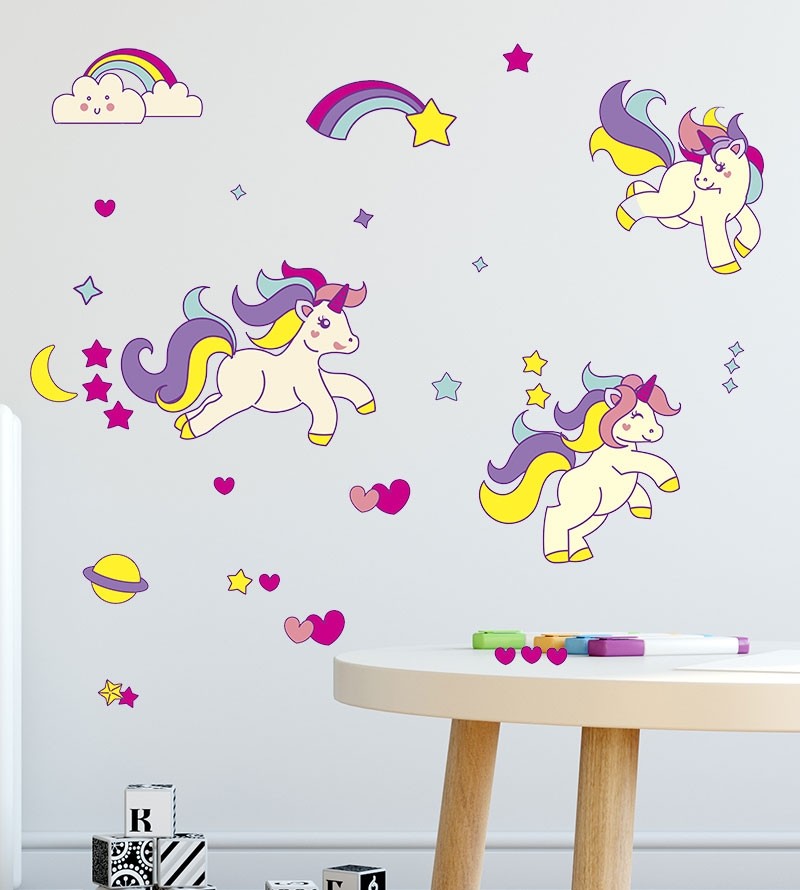 Sticker com 3 unicórnios, corações e estrelas coloridas infantis