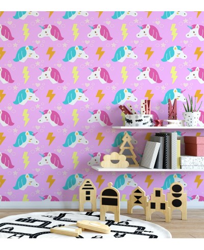 Papel de Parede Infantil Modelo Unicórnios Com fundo em rosa e detalhes multicoloridos